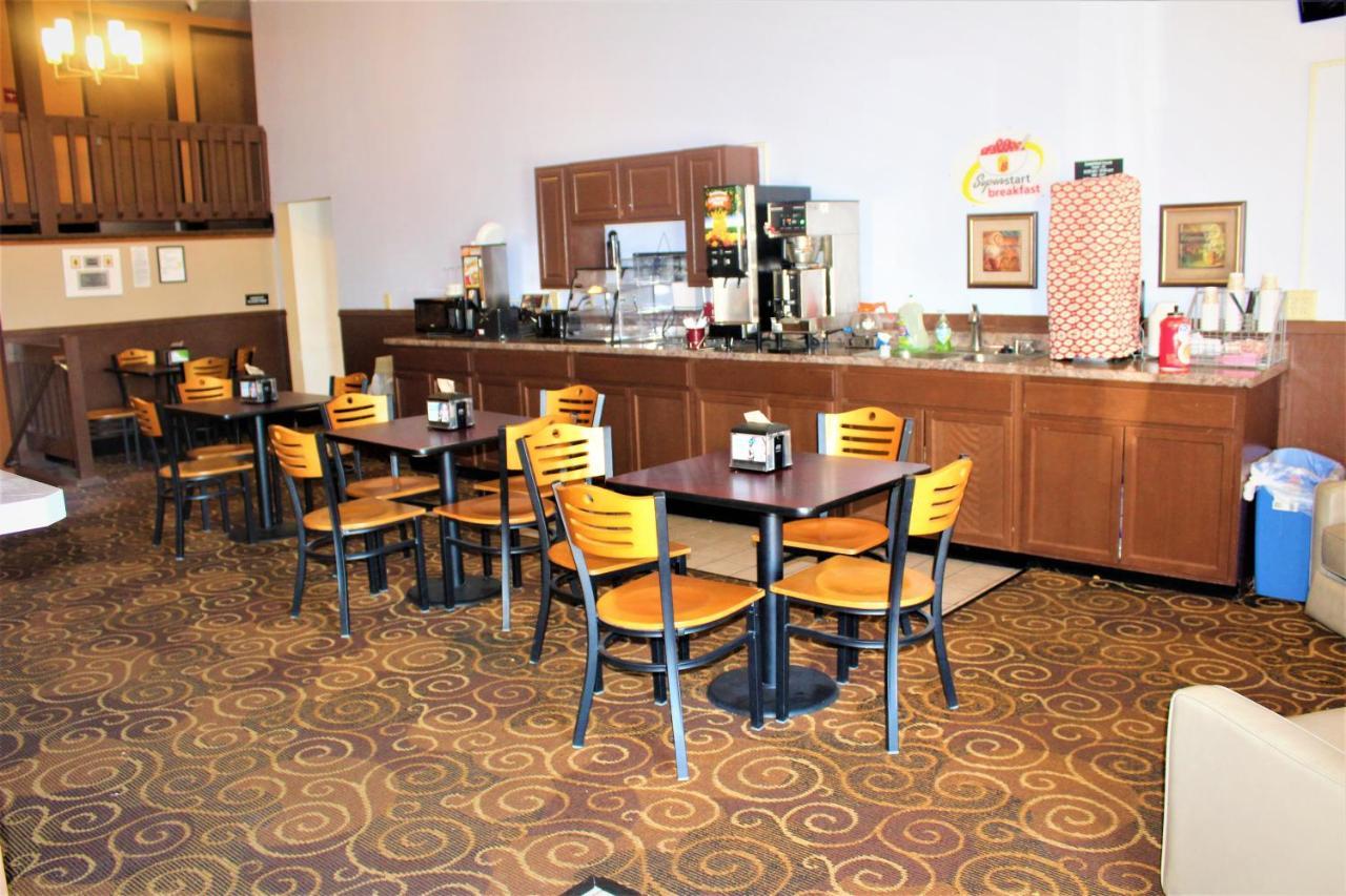 Super 8 By Wyndham Burlington Hotel Exterior photo