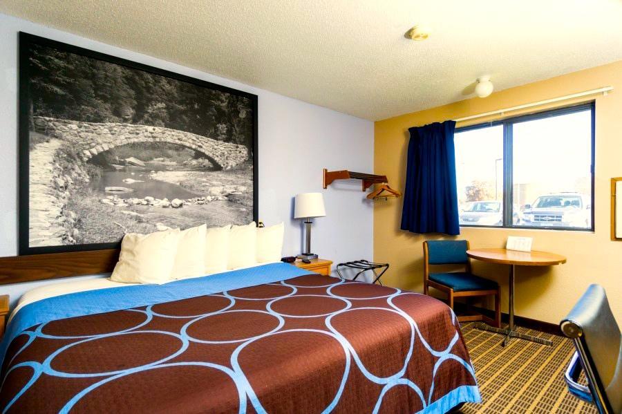 Super 8 By Wyndham Burlington Hotel Exterior photo